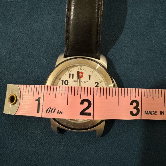 Swiss Army Watch, works well, broken band and signs of wear. - Picture 3 of 4